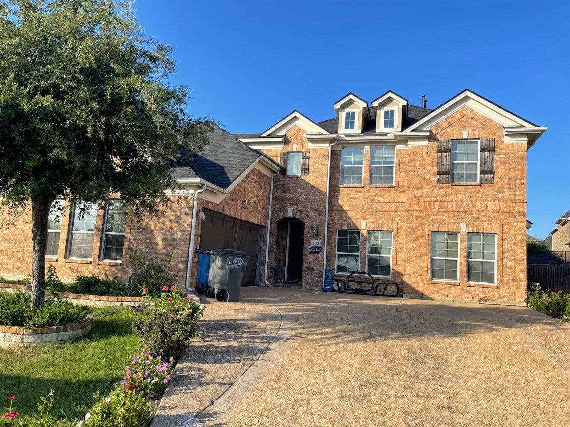 Gallery photos for Stunning Roof Upgrade With Dark Shingles: Image #2